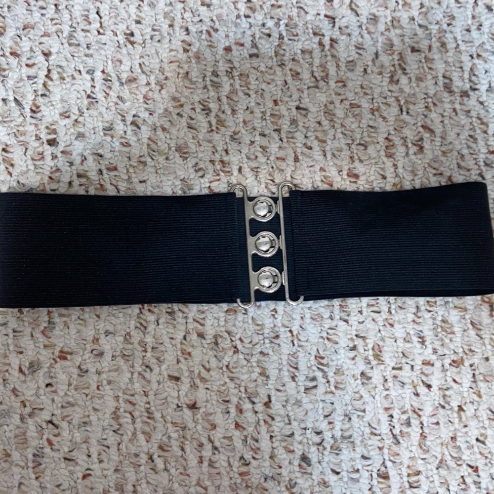 black very stretchy 3 interlocking snap belt.
